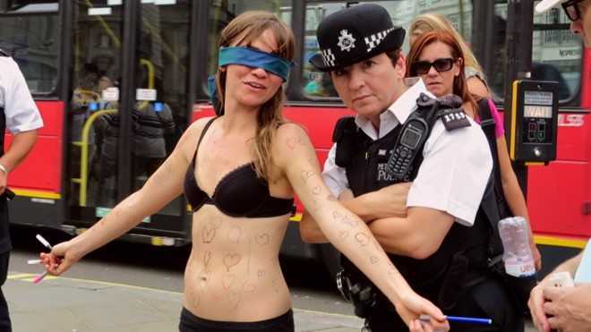 Clip: Cô gái xinh đẹp tình nguyện cho người lạ cạo trọc đầu, vẽ lên cơ thể