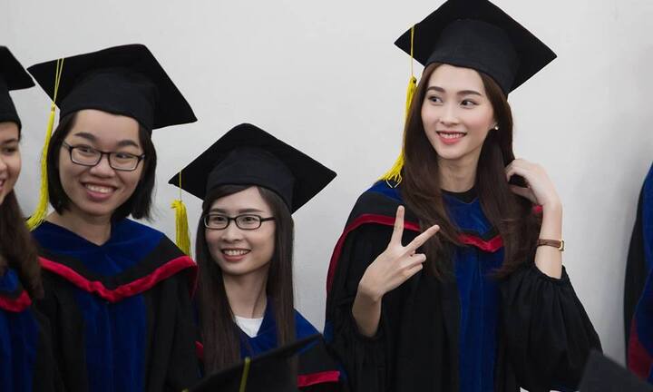 Hoa hậu Đặng Thu Thảo đẹp rạng ngời trong lễ tốt nghiệp