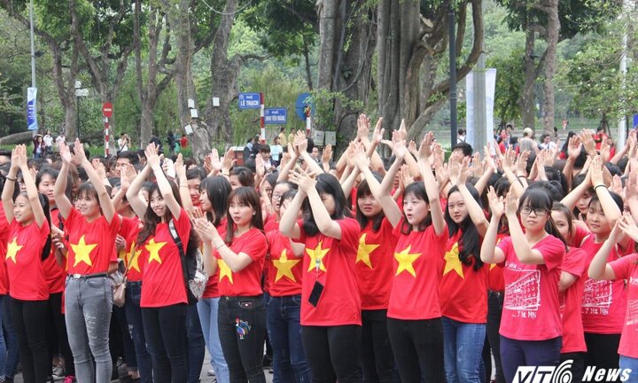 Sinh viên Thủ đô mặc áo cờ đỏ sao vàng hào hứng đi bộ