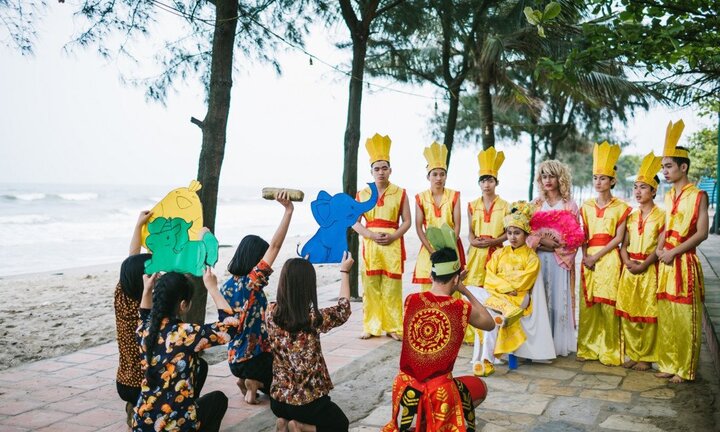 Học sinh Nghệ An chụp kỷ yếu phong cách Sơn Tinh - Thủy Tinh