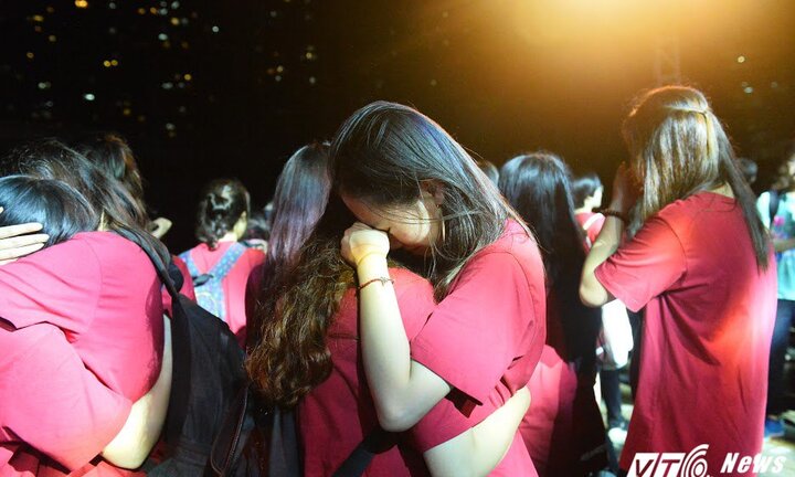 Học sinh trường Amsterdam ôm nhau òa khóc trong trong lễ bế giảng