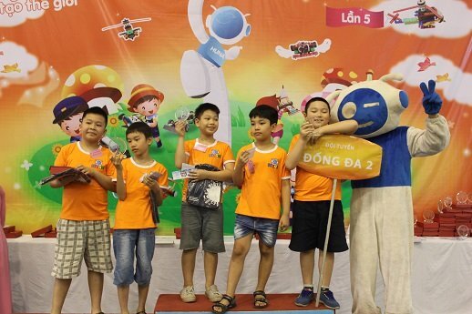 Xem học sinh tiểu học Hà thành tranh tài điều khiển robot điêu luyện