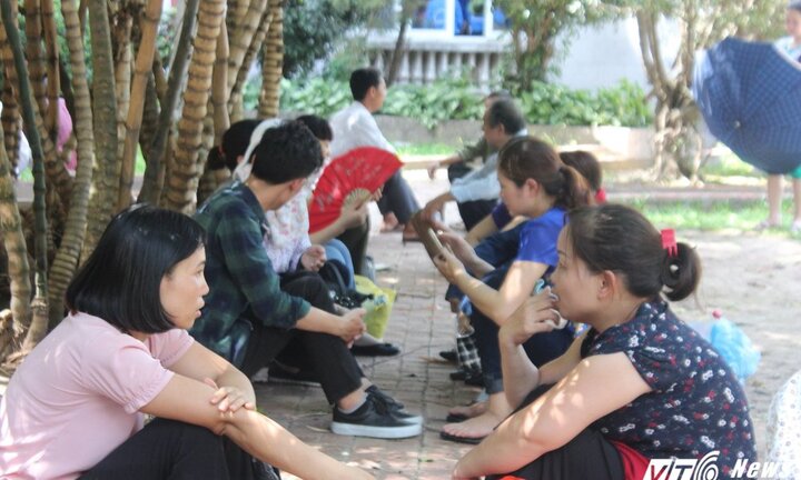Phụ huynh phơi mình dưới nắng nóng kỷ lục 45 độ C đợi thí sinh