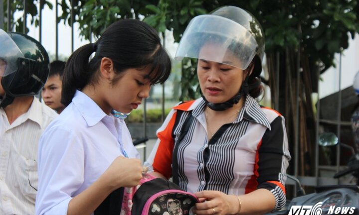 Thi vào lớp 10 ở Hà Nội: Phụ huynh thấp thỏm cùng thí sinh