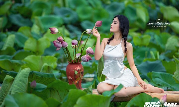 Hot girl Viện Đại học Mở gợi cảm mê hồn với áo yếm bên đầm sen hồ Tây