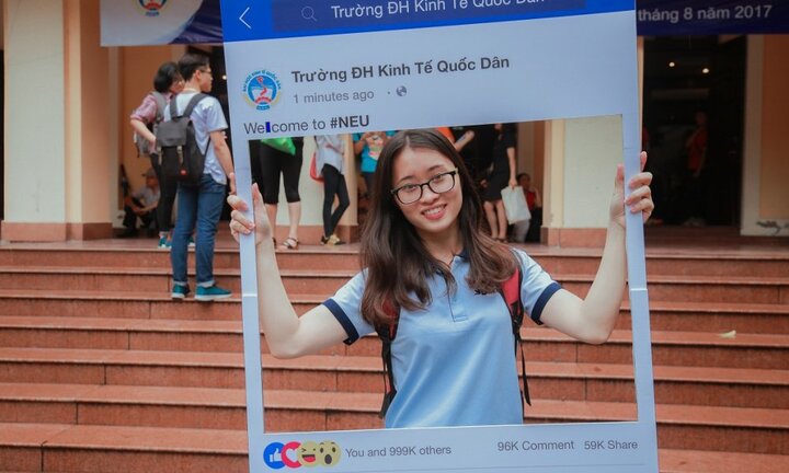 Tân sinh viên ĐH Kinh tế Quốc dân tạo dáng xì tin ngày đầu nhập học