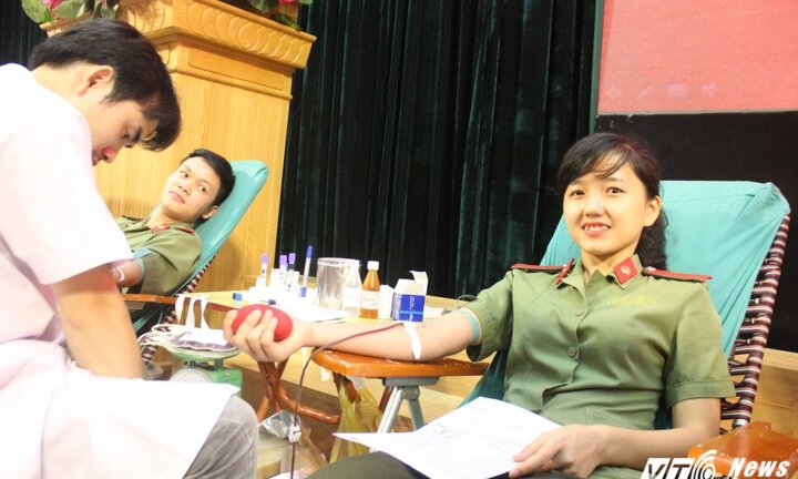 Nữ sinh An ninh xinh đẹp cười tươi khi được hiến máu tình nguyện
