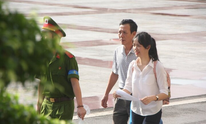 Nữ sinh xinh đẹp rạng rỡ trong ngày nhập học tại Học viện Cảnh sát nhân dân