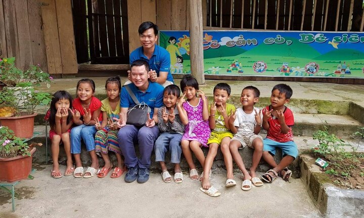 Học sinh nghèo Điện Biên vỡ oà hạnh phúc nhận quà trước thềm năm học mới