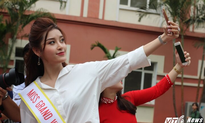 Á hậu Huyền My nhí nhảnh chụp ảnh ‘tự sướng’ cùng sinh viên ĐH Thủy lợi