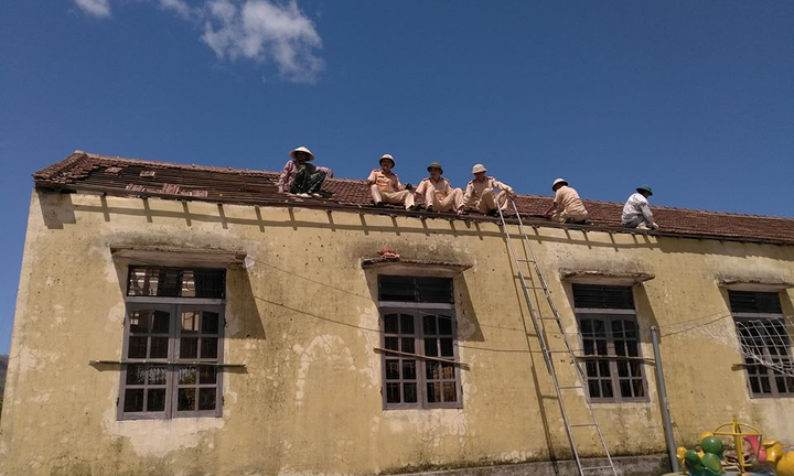 Chiến sĩ trẻ đội nắng lợp nhà giúp dân sau bão số 10 ở Hà Tĩnh