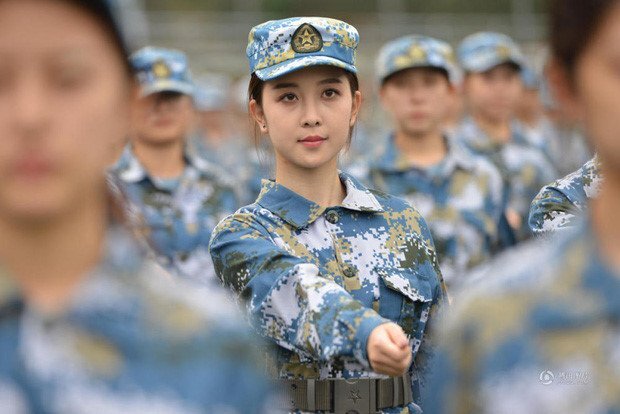 Vẻ đẹp của nữ sinh trường nghệ thuật Trung Quốc trong giờ học quân sự