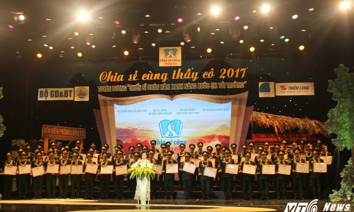 Thầy giáo quân hàm xanh mắc trọng bệnh vẫn 'cõng' chữ ra đảo