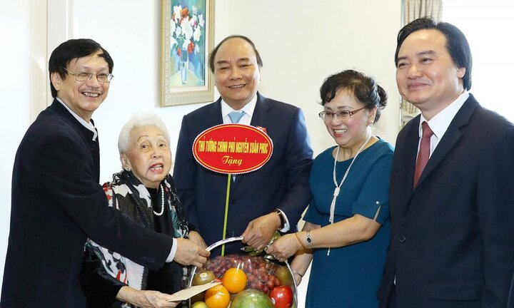 Thủ tướng Nguyễn Xuân Phúc thăm những nhà giáo nổi tiếng Việt Nam trong ngày 20/11