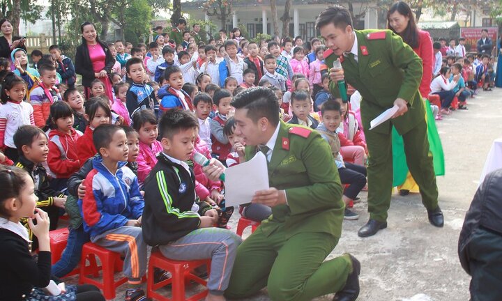 Nam sinh cảnh sát xuống trường hướng dẫn luật giao thông cho học sinh Thanh Hóa