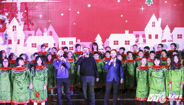 Hơn 500 học sinh Việt đồng ca Happy Xmas đón Giáng sinh sớm