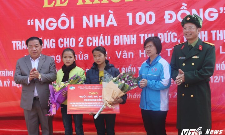 Tặng 'ngôi nhà 100 đồng' cho hai chị em mồ côi ở Sơn La