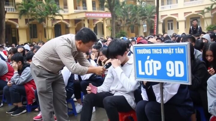 Gặp thầy giáo khiến hàng trăm học sinh khóc nức nở ngay tại sân trường