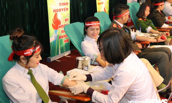 Nữ chiến sỹ công an rạng ngời tham gia hiến máu cứu người