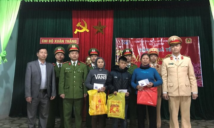Chiến sỹ công an Hà Tĩnh mang Tết ấm đến trẻ mồ côi ngày cuối năm