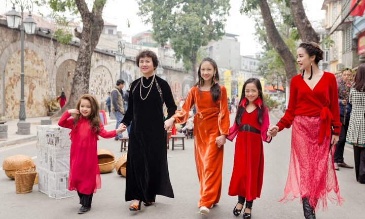 Mẫu nhí Hà thành diện áo dài rạng rỡ xuống phố đón Xuân