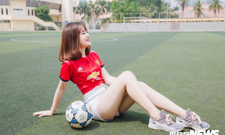 Nữ sinh Học viện An ninh khoe dáng gợi cảm trên sân cỏ