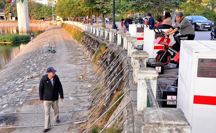 Xe đạp lọc nước hồ Hoàng Cầu không còn khả năng... lọc nước