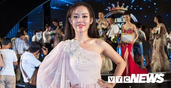 Hot girl Phòng cháy đẹp tựa nữ thần đến cổ vũ đàn em thi Hoa hậu Biển