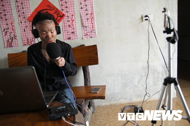 Ảnh: 'Người cá' Ngô Văn Thọ dũng cảm livestream trên facebook để không bị 'hòa tan'