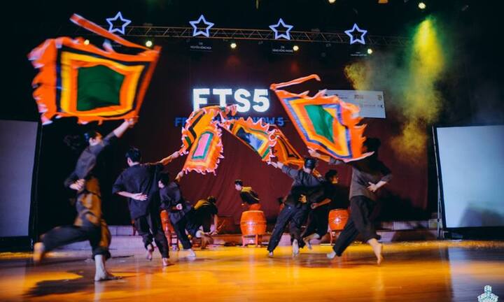 Nhái hot show truyền hình, sinh viên khoe tài năng khiến khán giả cười vỡ bụng