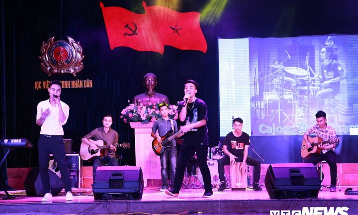 Đêm nhạc đậm chất Rock của sinh viên Học viện An ninh