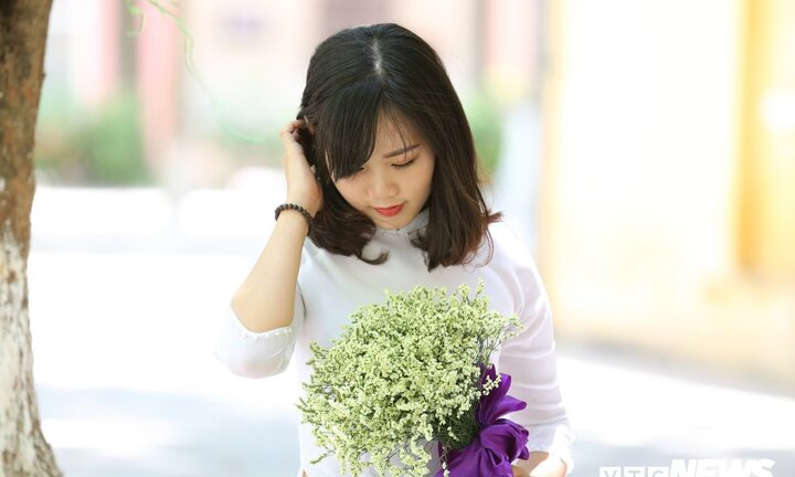 Ngắm vẻ đẹp tinh khôi của nữ sinh An ninh trong tà áo dài trắng
