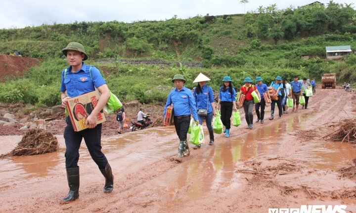 Cán bộ Đoàn mang ủng, lội bùn lầy trao quà cho người dân Lai Châu sau bão lũ