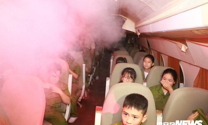 Gần 200 chiến sỹ nhí tập thoát hiểm đám cháy trên máy bay