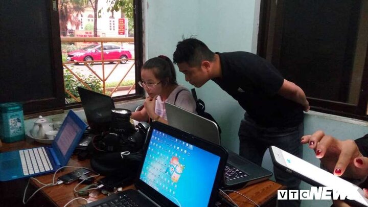 Phóng viên đội mưa, vạ vật chờ kết quả thẩm định điểm thi tại Lạng Sơn