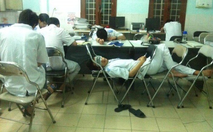 Những giấc ngủ vội của sinh viên ngành Y