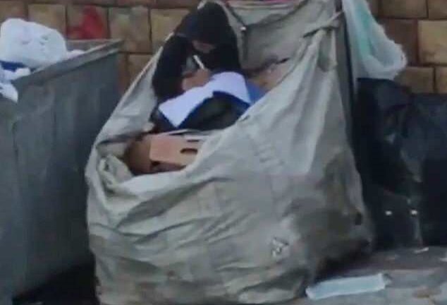 Xúc động hình ảnh bé gái tị nạn ngồi học trên bãi rác