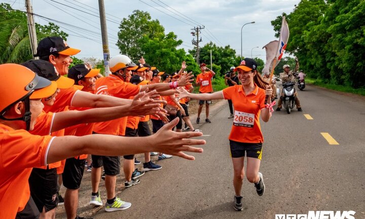 'Hành trình kết nối' 31 ngày chạy xuyên Việt được xác lập kỷ lục thế giới
