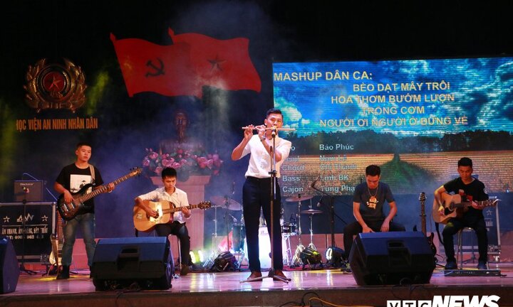 Ảnh: Học viên An ninh ‘cháy’ hết mình trong đêm Guitar show chào tân sinh viên D50