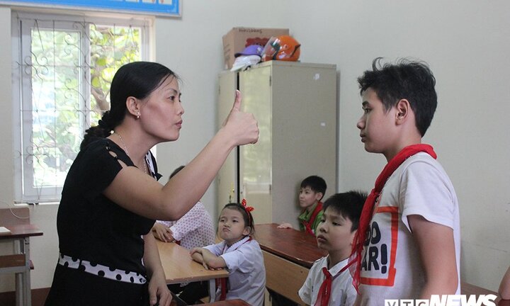 Cô giáo Phú Thọ 18 năm dạy trẻ khuyết tật kể kỷ niệm bị học sinh vụt chổi vào người