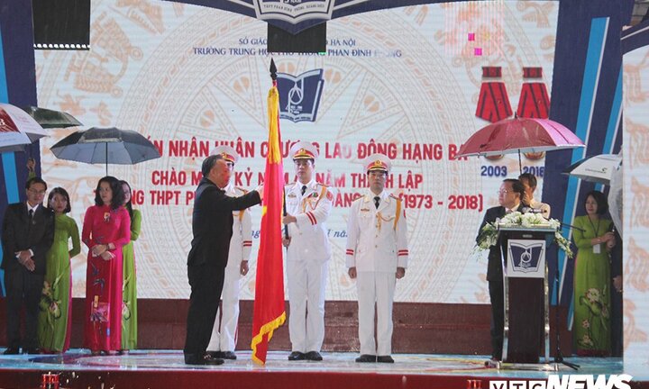Trường THPT Phan Đình Phùng đón nhận Huân chương Lao động hạng Ba