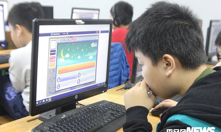 Ảnh: Hàng trăm học sinh hào hứng thi Olympic tiếng Anh trên Internet lớn nhất Việt Nam