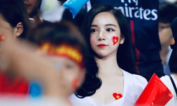 Dàn hot girl, người đẹp 'đổ bộ' sân vận động Mỹ Đình cổ vũ tuyển Việt Nam