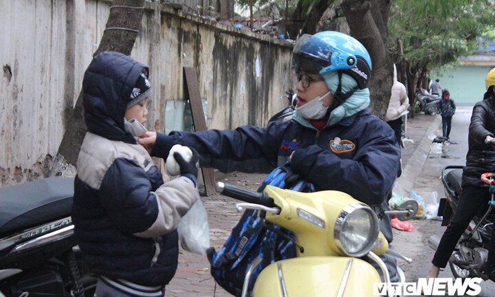 Ảnh: Học sinh Hà Nội co ro đến trường trong giá rét