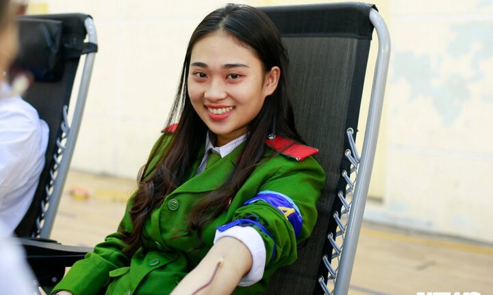 Ảnh: Nữ cảnh sát tương lai rạng ngời trong ngày hội hiến máu
