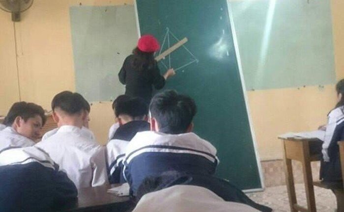 Dù bảng có dọc hay ngang, thầy cô vẫn tự tin giảng bài khiến học sinh 'ngả mũ bái phục'
