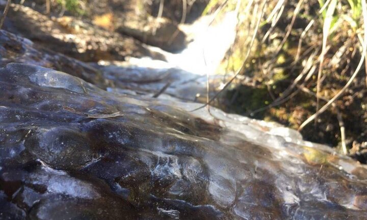 Đợt rét kỷ lục 10 năm tràn về, đỉnh Fansipan xuất hiện suối băng trong suốt