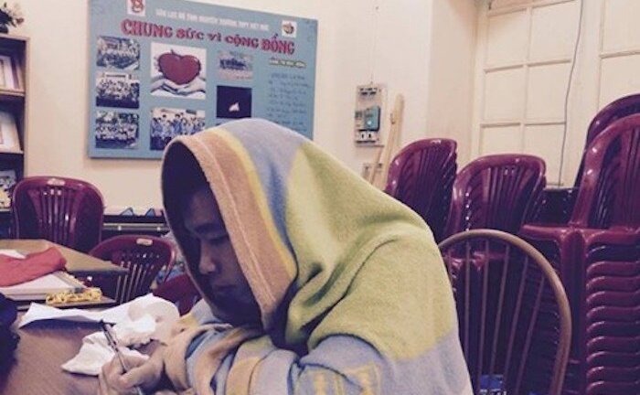 Muôn kiểu chống rét độc đáo của học sinh, sinh viên Việt