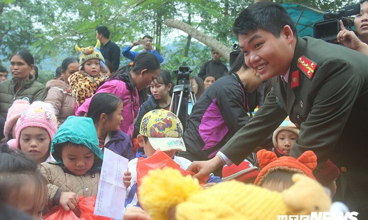 Cảnh sát cơ động Hà Nội mang niềm vui đến với học sinh nghèo Bắc Kạn