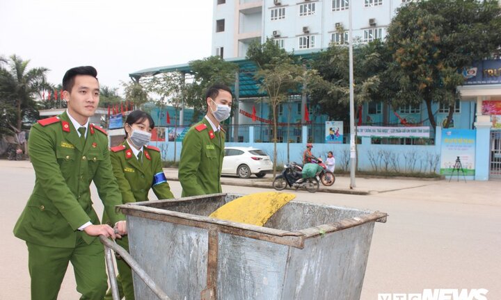 Ảnh: Sinh viên Học viện Cảnh sát tuyên truyền chống rác thải nhựa, ra quân bảo vệ môi trường